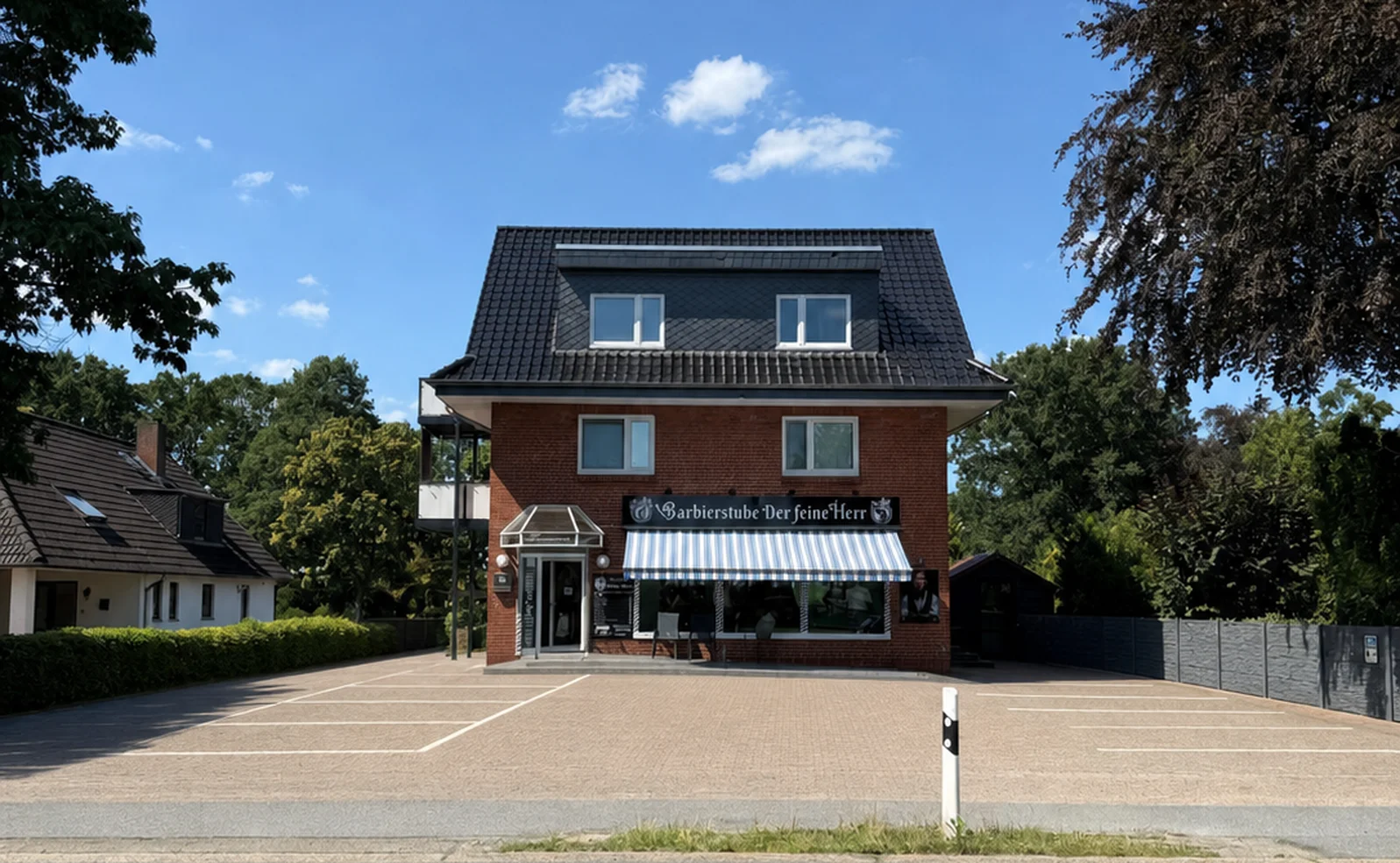 Die Barbierstube Der feine Herr an der Hauptstraße 44 in Stuhr mit Parkplätzen direkt vor der Tür