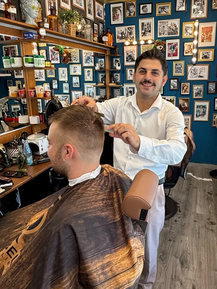 Garo – Barbier in der Barbierstube Der feine Herr in Stuhr